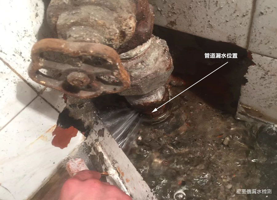 青島嶗山區(qū)主管道漏水維修施工現(xiàn)場